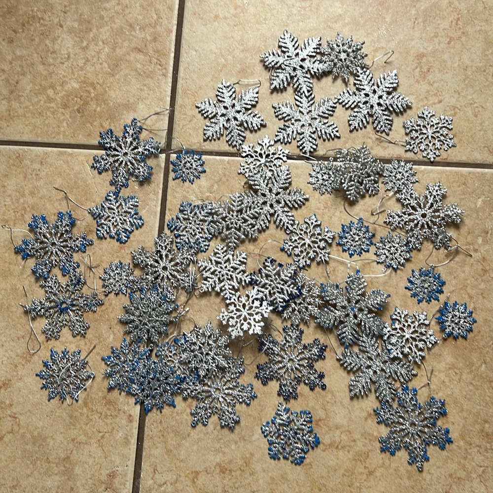 Bulk of snow flakes ornaments
